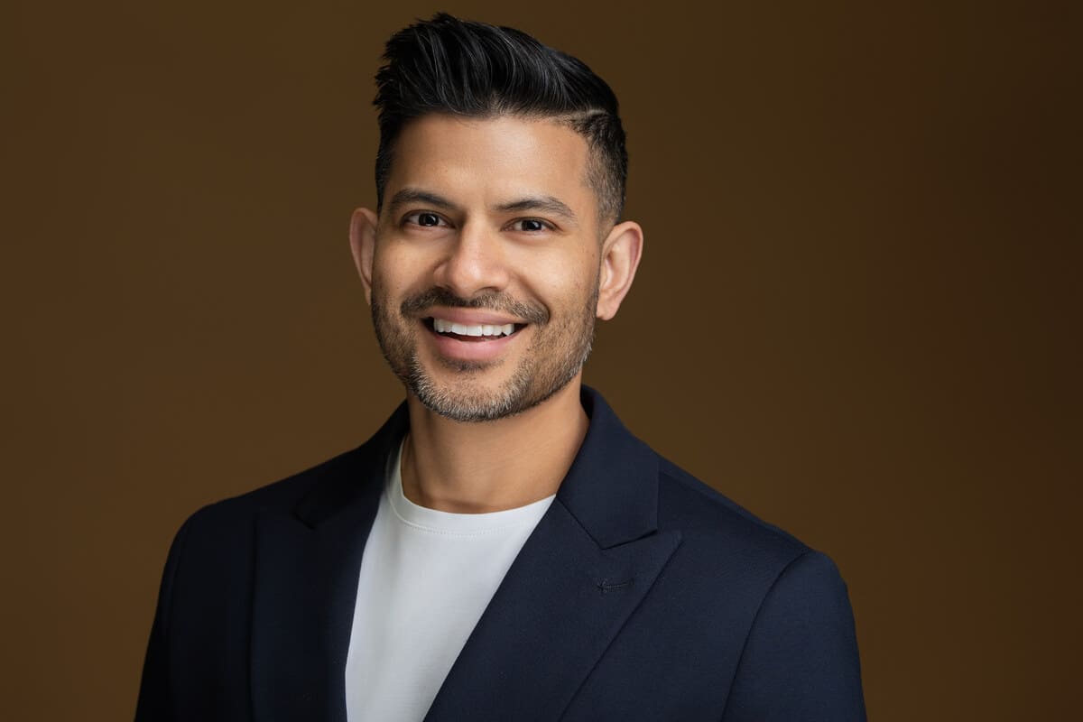 Foto de Shawn Kanungo, estratega de innovación y autor bestseller, en Caribe BIZ Fórum 2025